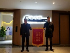 新思路裝飾怎么樣？業(yè)主送的錦旗就是答案！